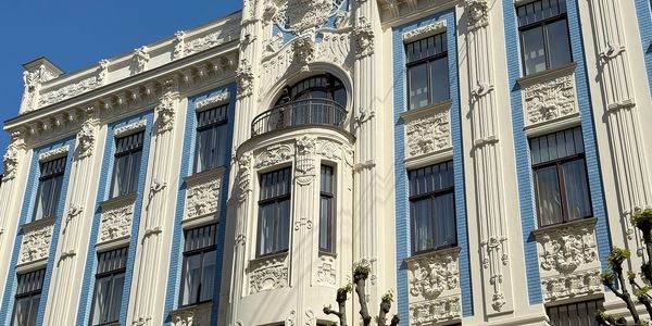 Symbolbild nostalgisches Mehrfamilienhaus