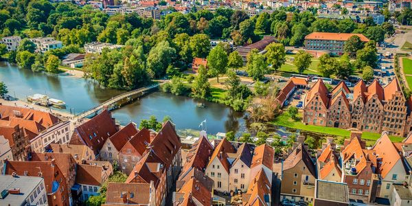 Immobilien als Schutz vor Inflation - Luftbild von Lübeck