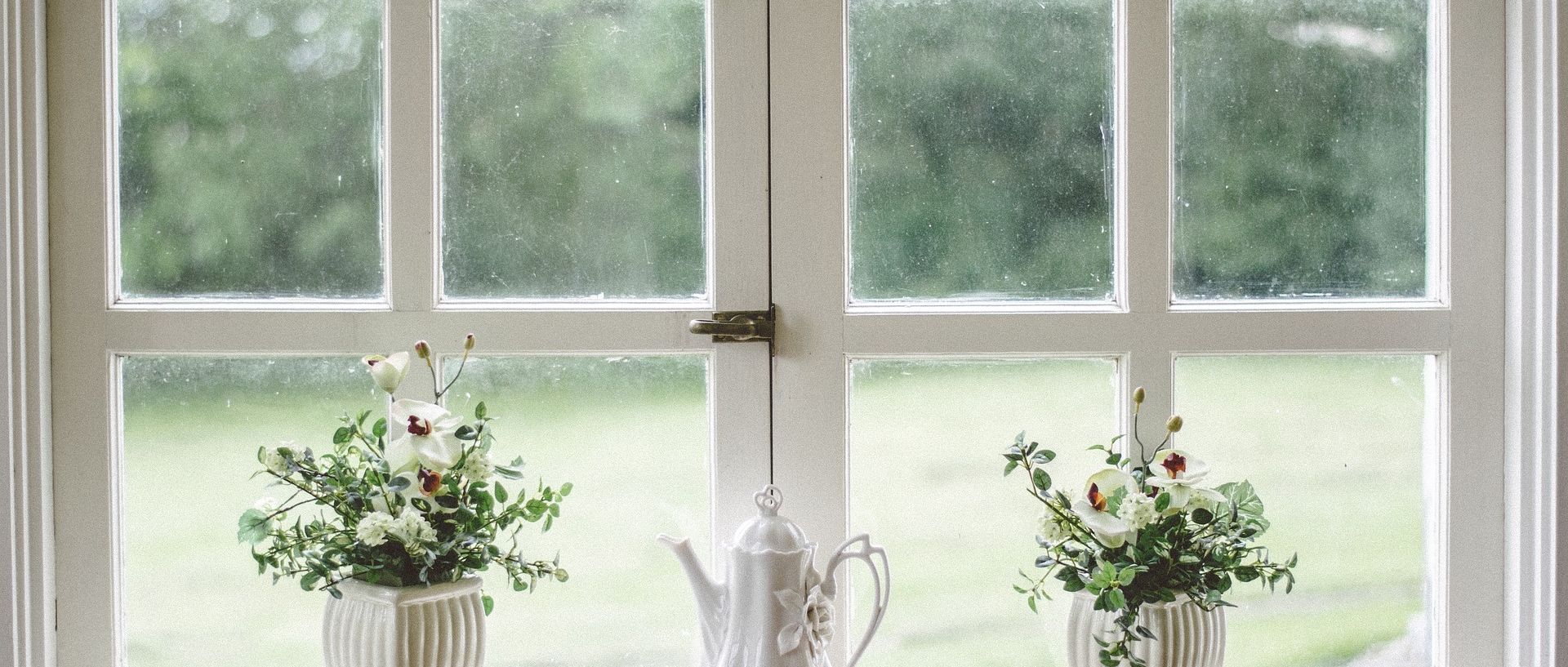 Symbolbild: Ausblick aus Fenster mit Fensterbank