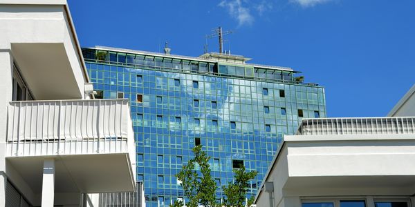 Symbolbild modernes Mehrfamilienhaus und Bürogebäude