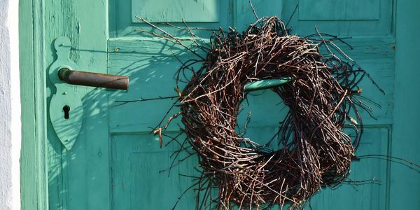 Symbolbild dekorativer Kranz an Haustür
