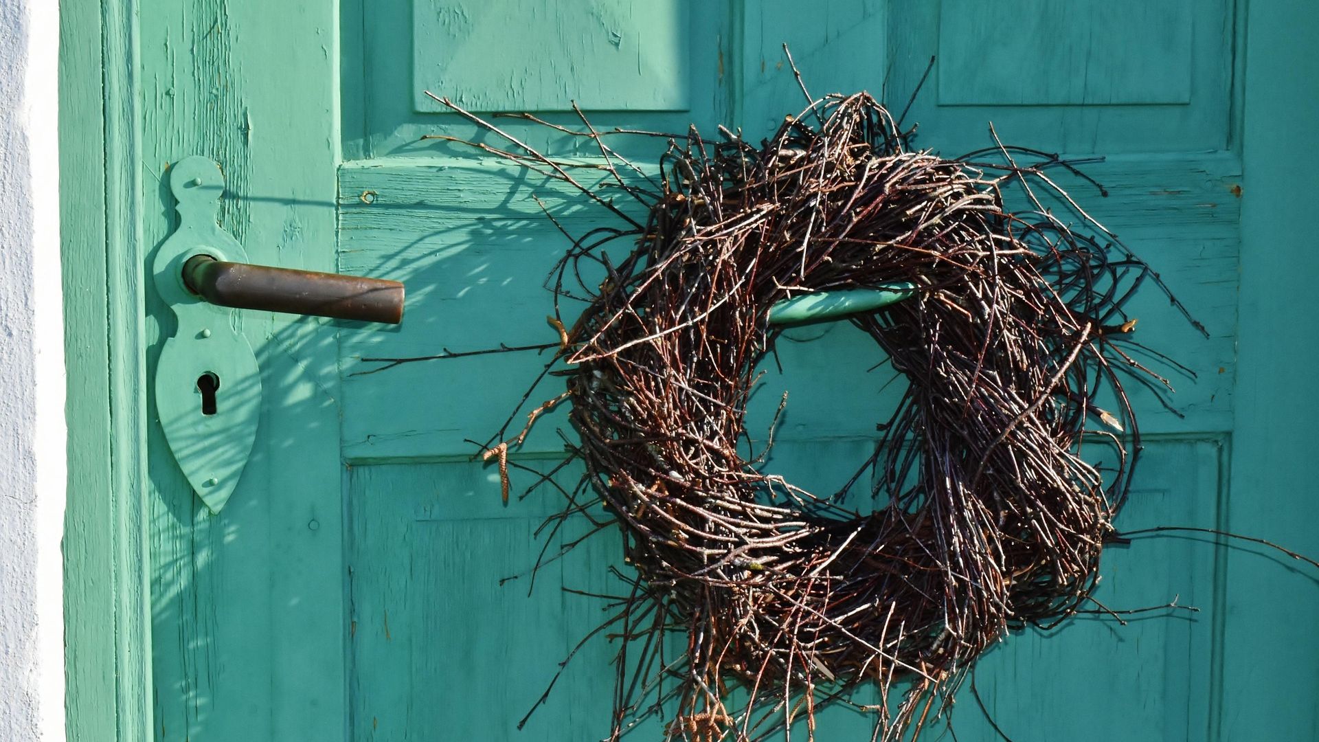 Symbolbild dekorativer Kranz an Haustür