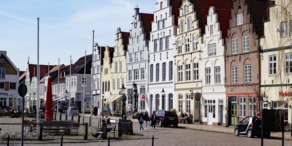 Symbolbild Häuserreihe einer Altstadt