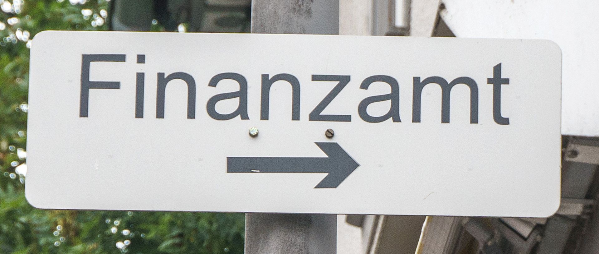 Symbolbild Schild Finanzamt