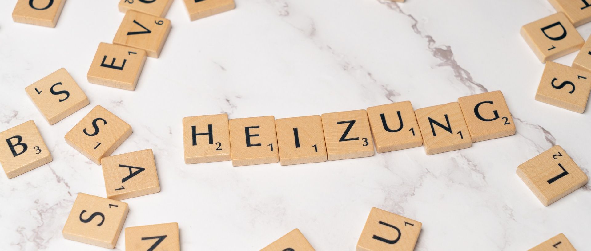 Symbolbild: Wordbildung "Heizung" mit Scrabbelsteinen