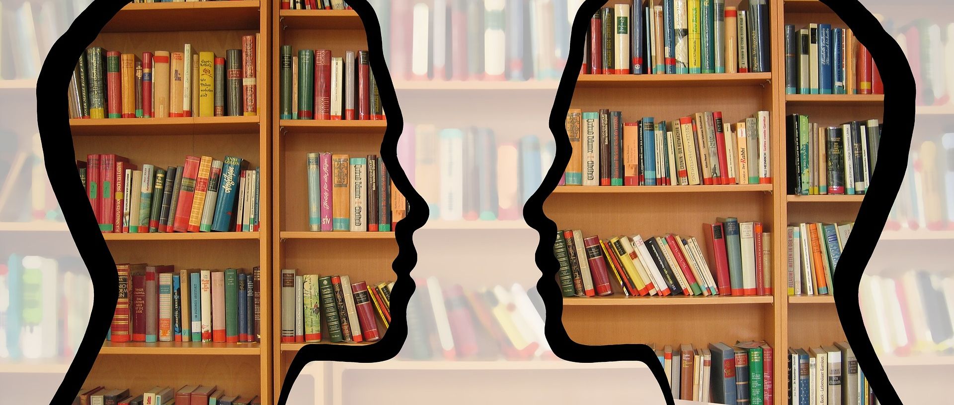 Symbolbild Shilouette zweier Köpfe über Bücherregal