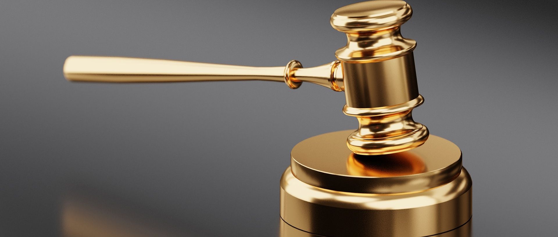 Symbolbild goldener Hammer