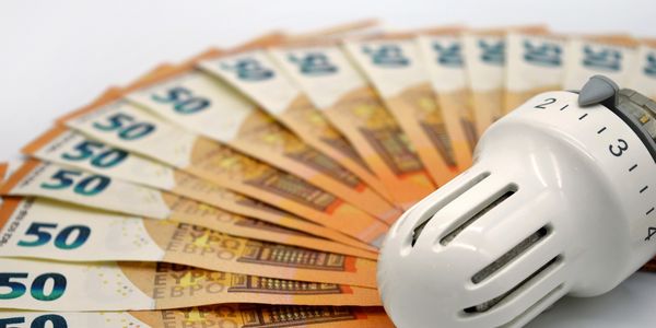 Symbolbild Geldscheine mit Thermostat