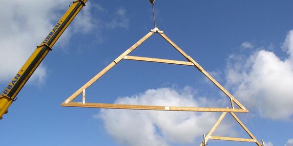 Symbolbild Kran mit Dachfirst