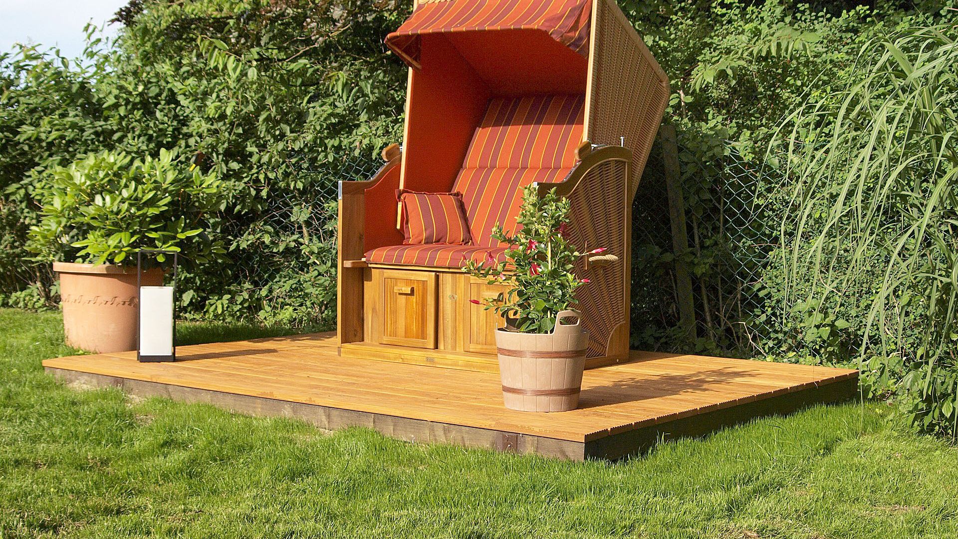 Symbolbild Strandkorb im Garten