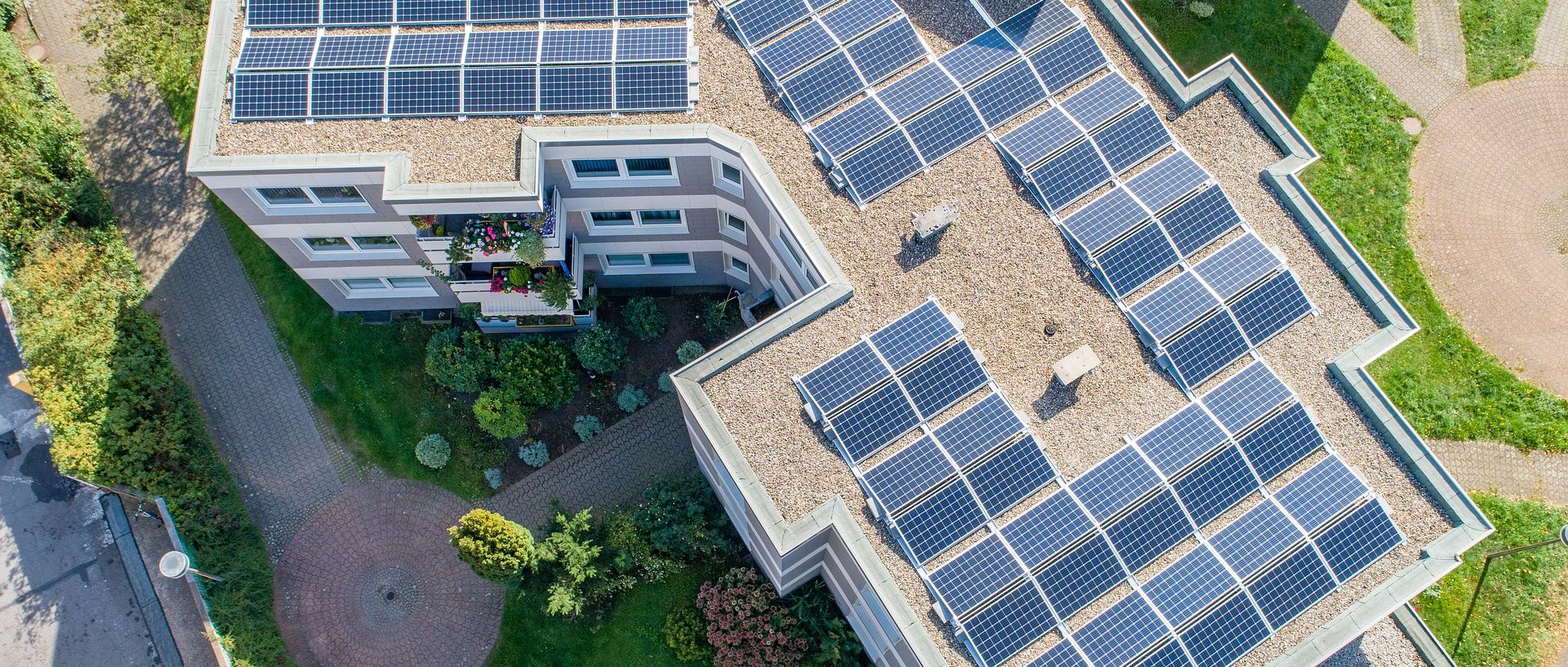 Symbolbild Wohnblock mit Solaranlagen auf dem Dach