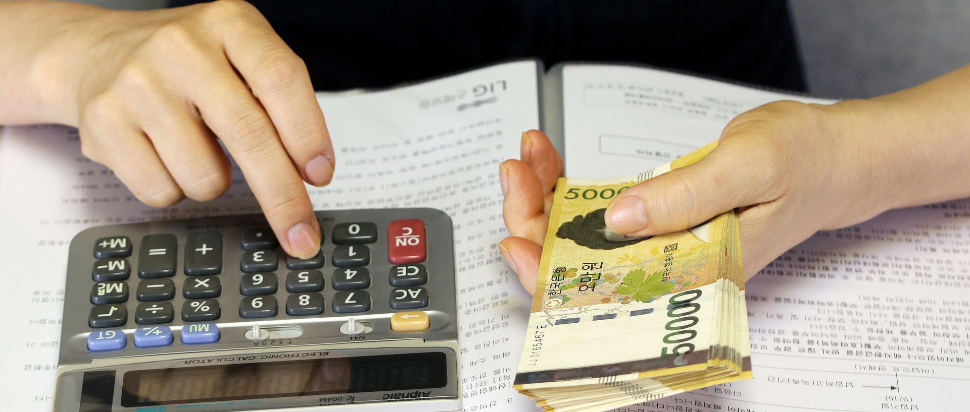 Symbolbild: Taschenrechner und Bargeld