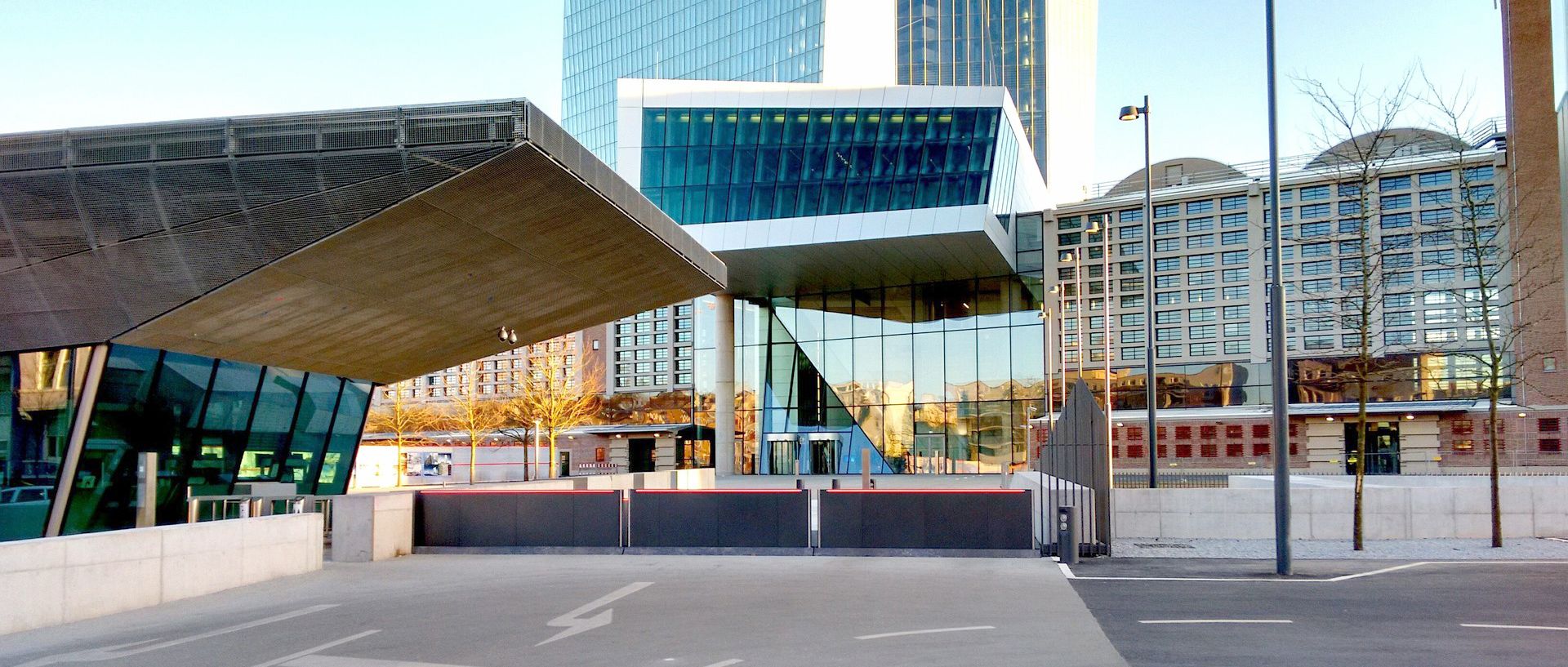 Symbolbild moderne Stadt mit Parkraum