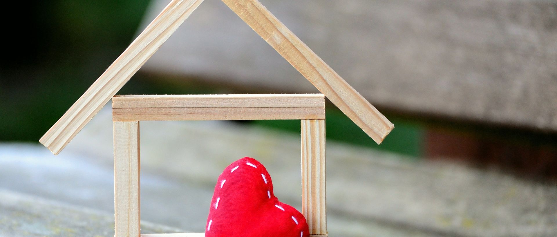 Symbolbild Holzhaus mit Herz