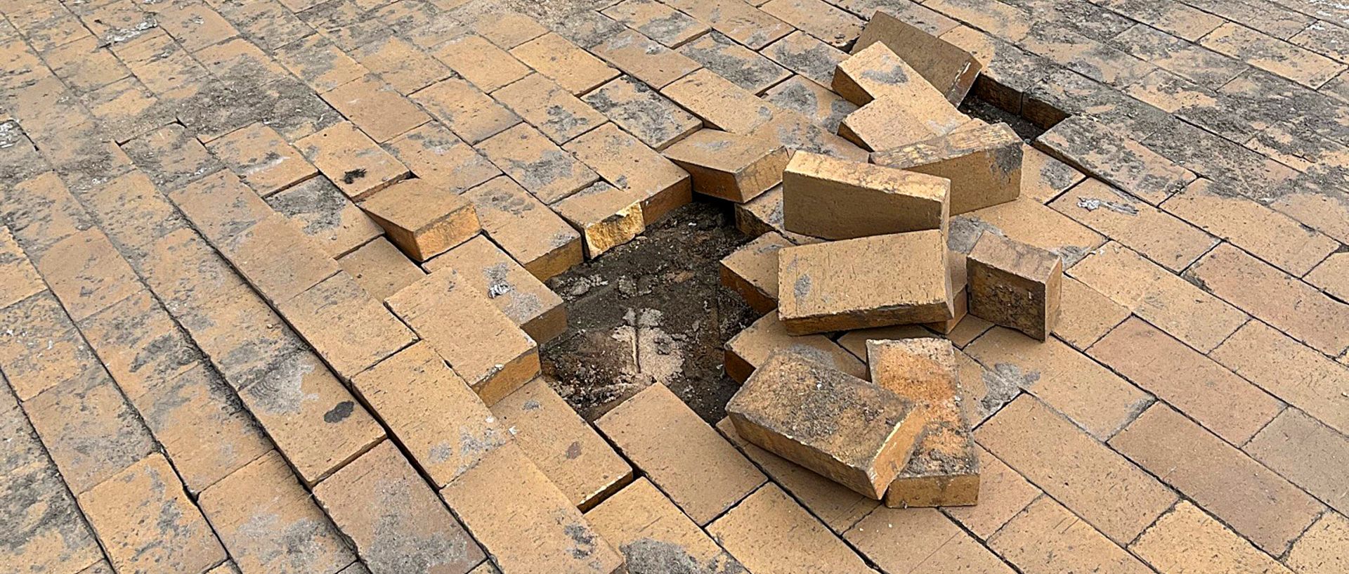 Symboldbild: beschädigte Pflastersteine