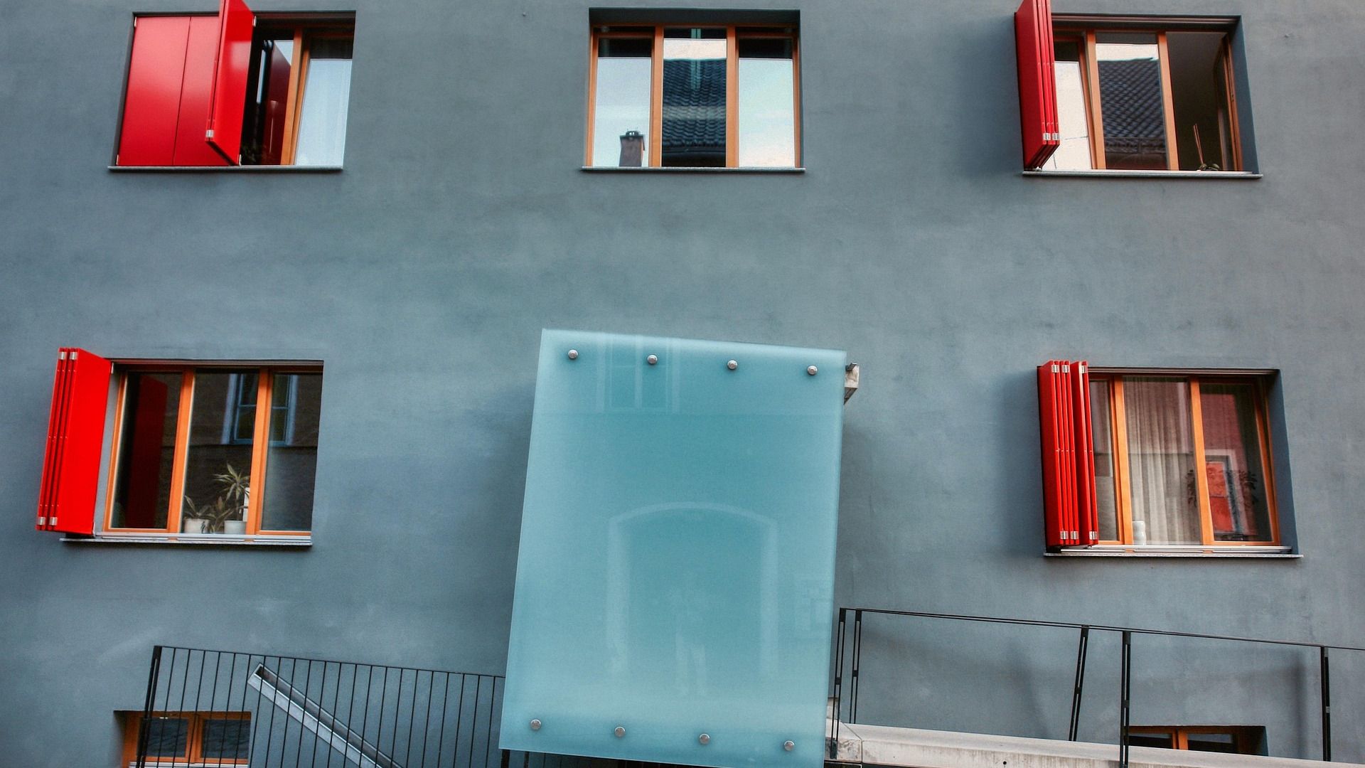 Symbolbild Hausfront mit geöffneten Fenstern