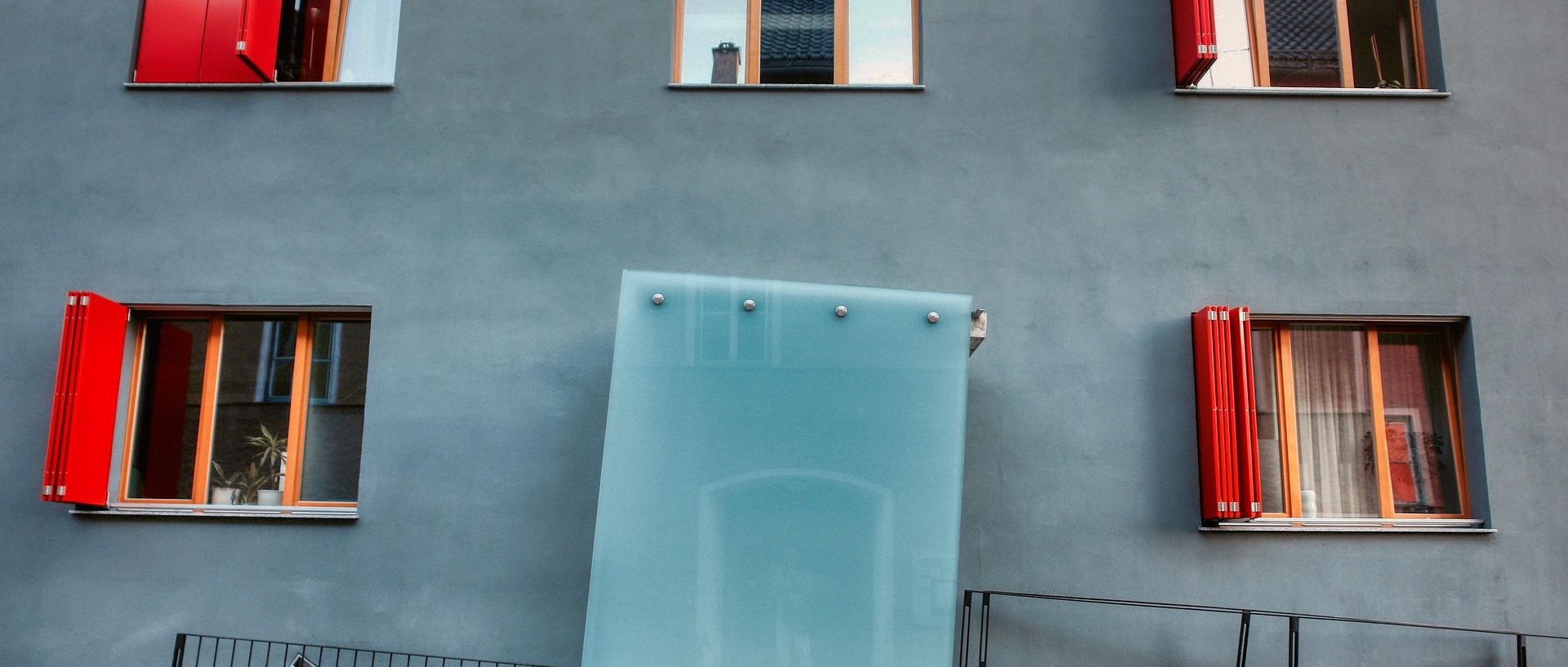 Symbolbild Hausfront mit geöffneten Fenstern