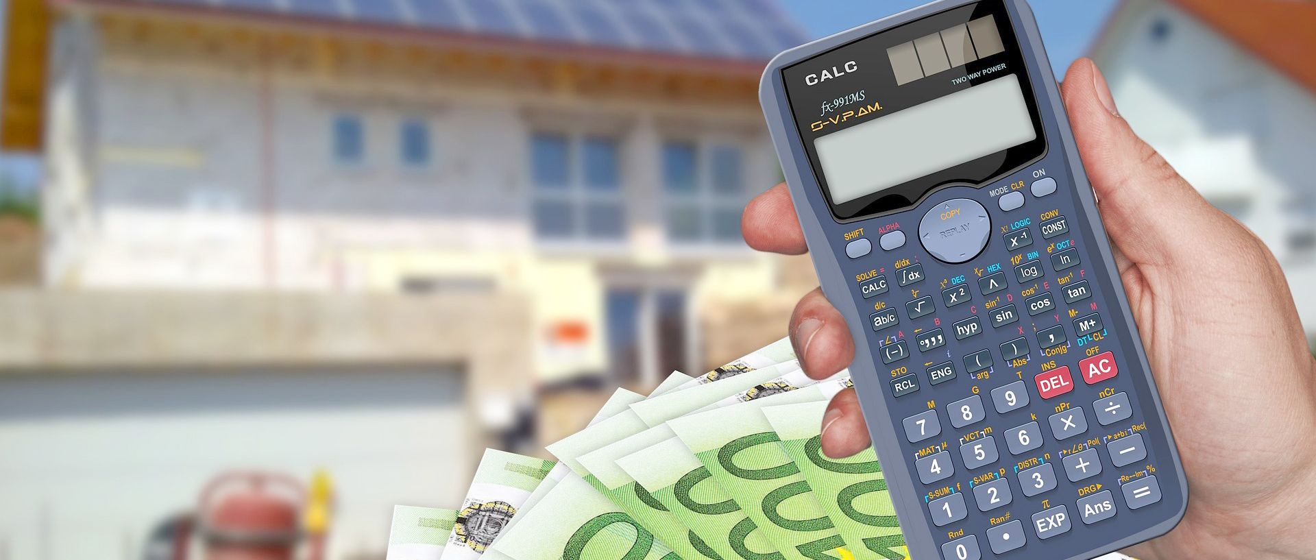 Symbolbild: Haus und Taschenrechner