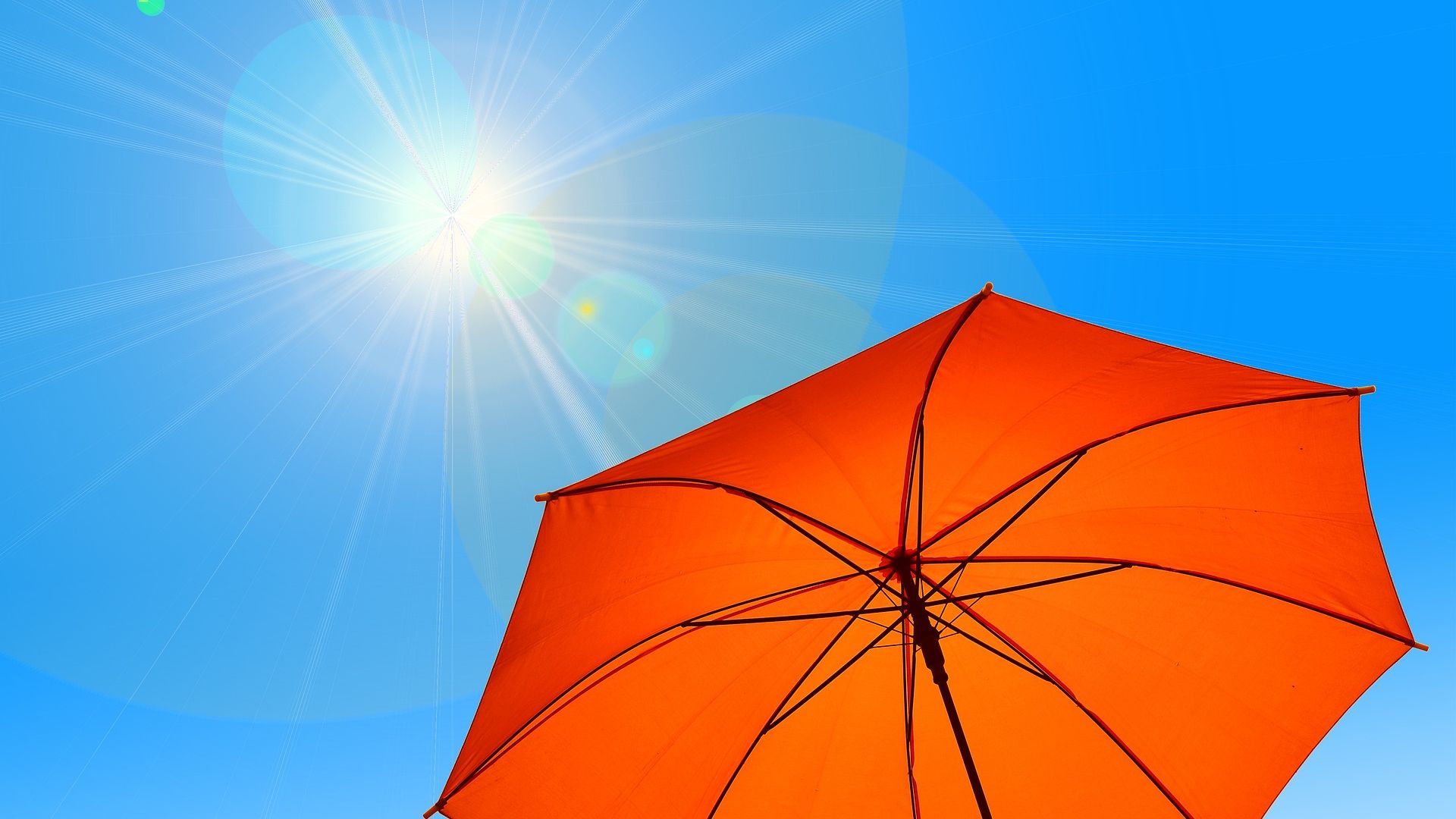 Symbolbild: Sommerhitze Sonnenschirm