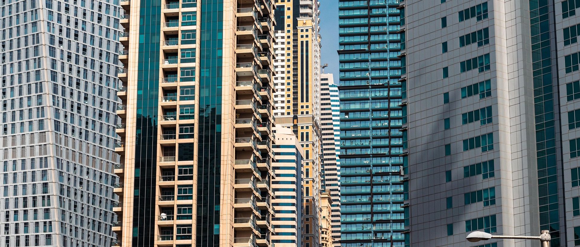 Symbolbild Blick auf Hochhäuser