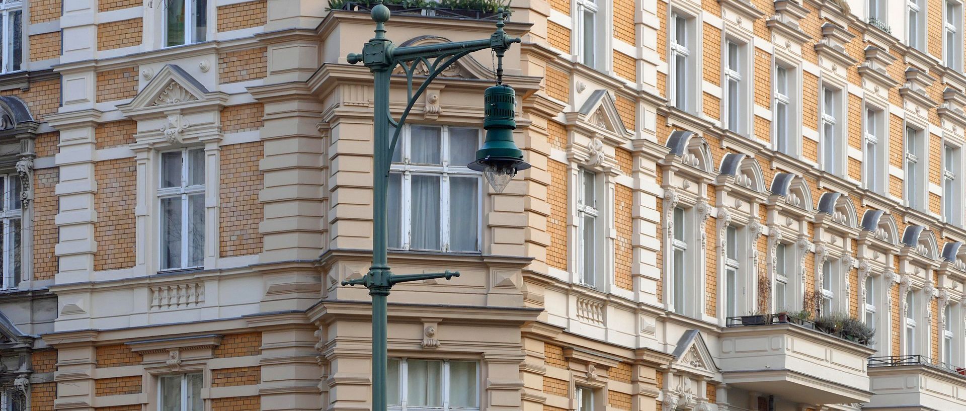 Symbolbild gepflegtes Mehrfamilienhaus