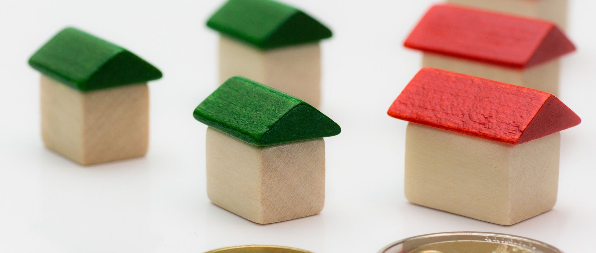 Symbolbild: Häuser und Münzen
