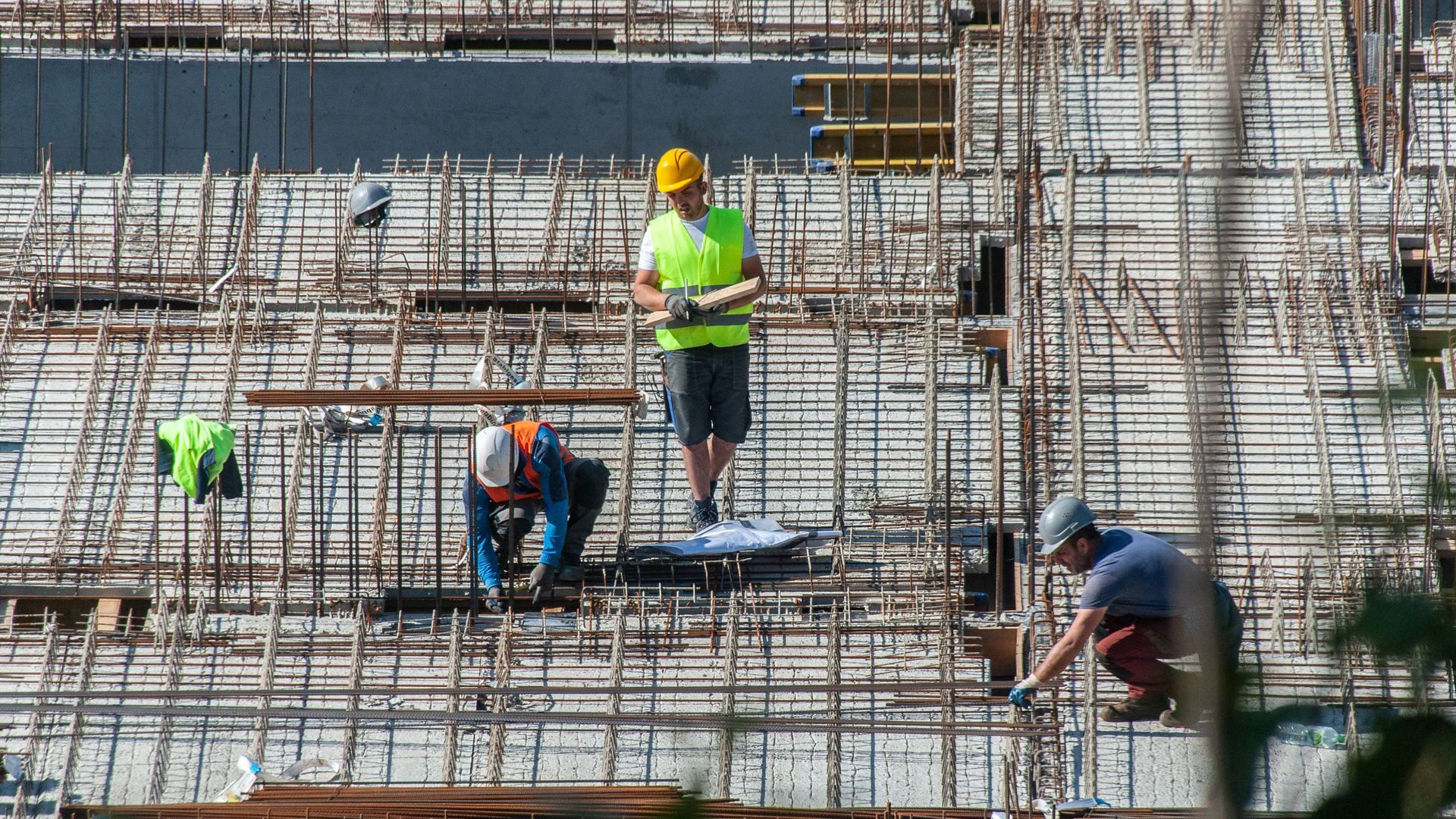 Symbolbild Bauarbeiter auf Betondach