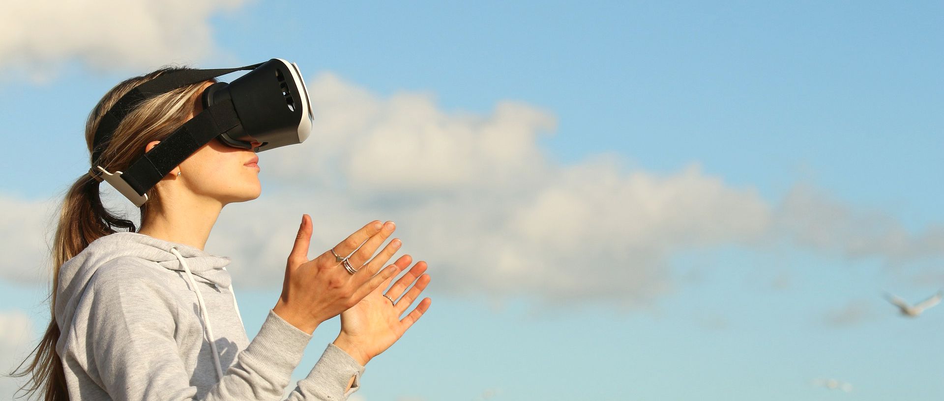 Symbolbild Frau mit virtueller Brille