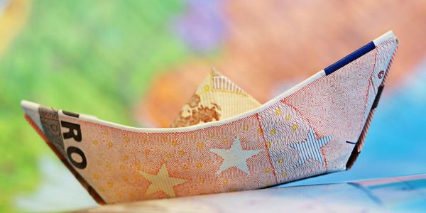 Symbolbild Papierboot aus Geldschein