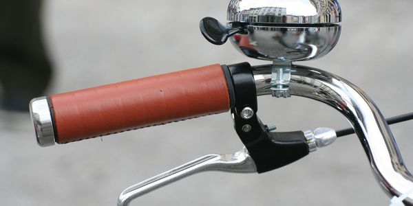 Symbolbild Fahrradbremse und Klingel