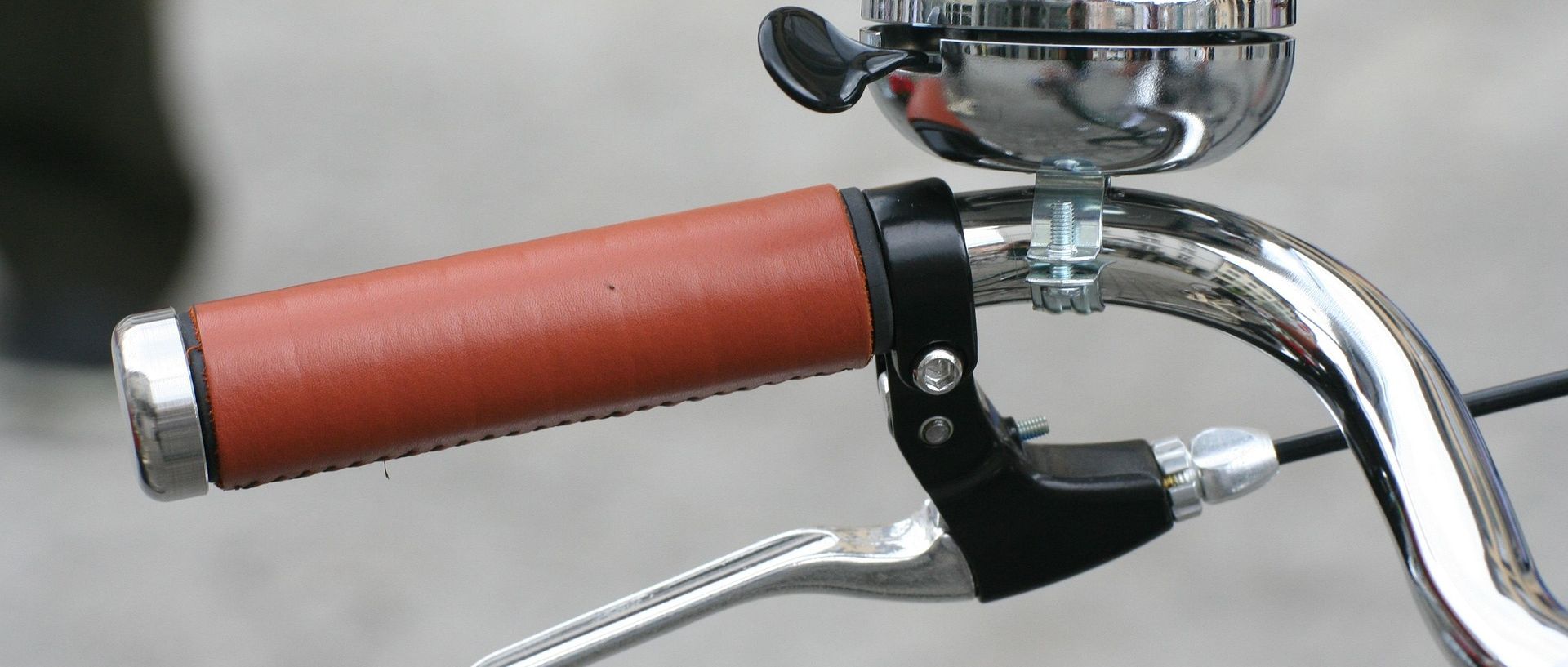 Symbolbild Fahrradbremse und Klingel