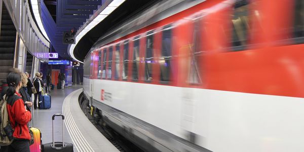 Symbolbild fahrender Zug