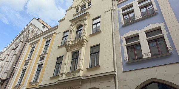 Symbolbild gepflegter Altbau Mehrfamilienhaus