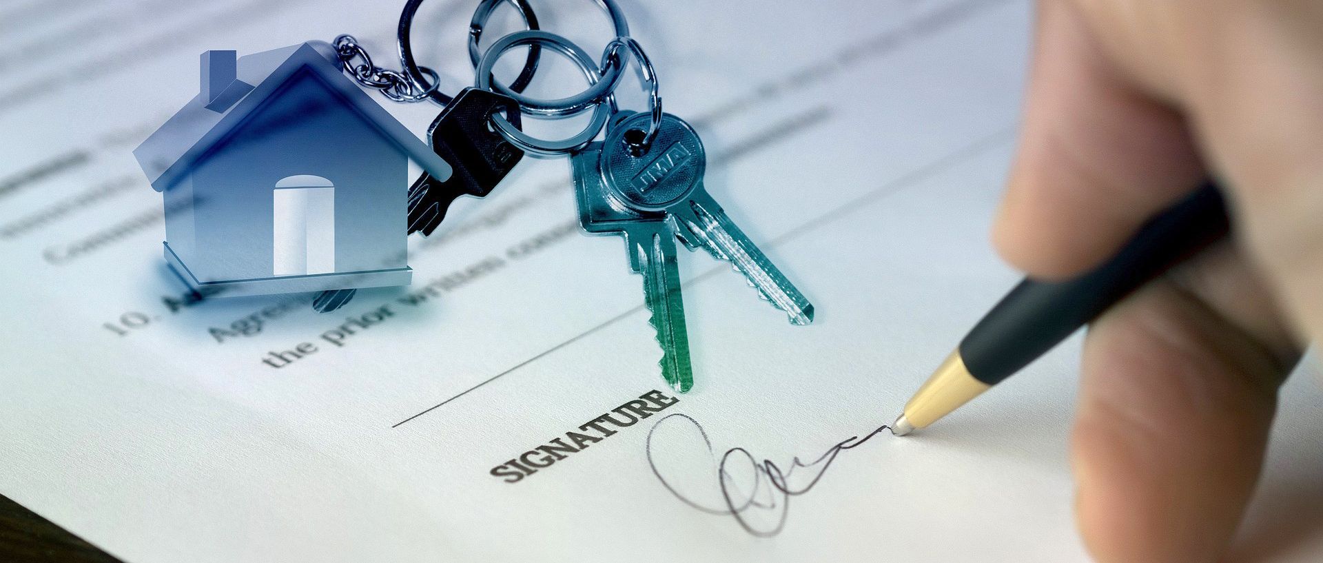 Symbolbild Kaufvertrag mit Hausschlüssel