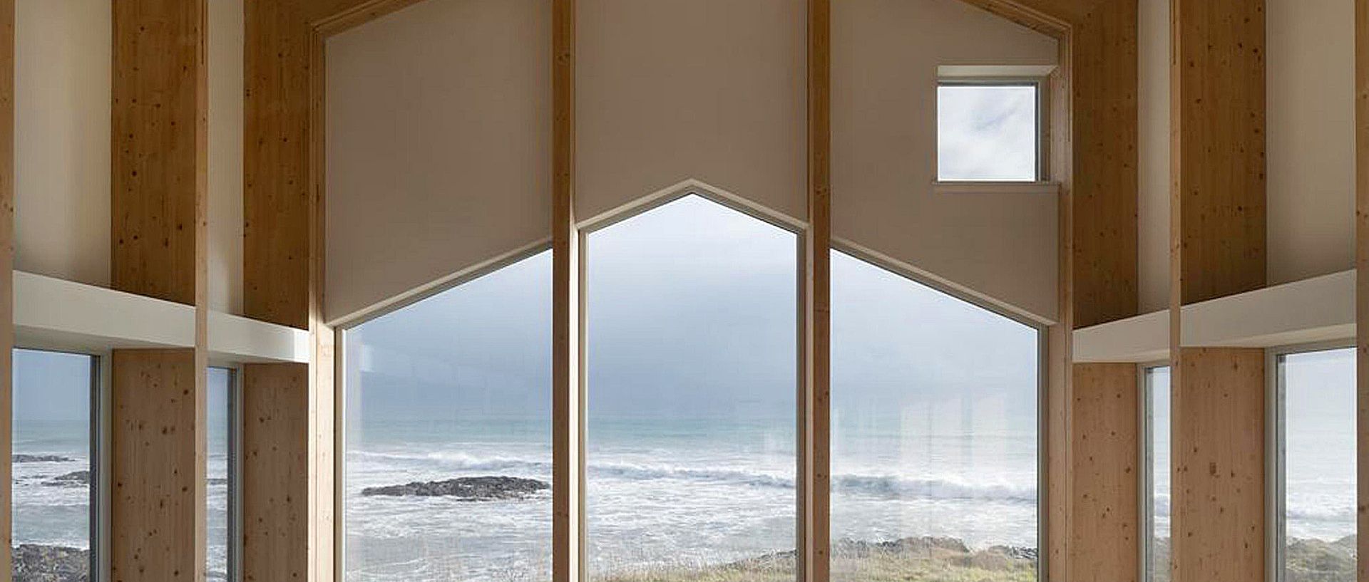 Symbolbild leerer Raum mit großer Fensterfront zu Meer