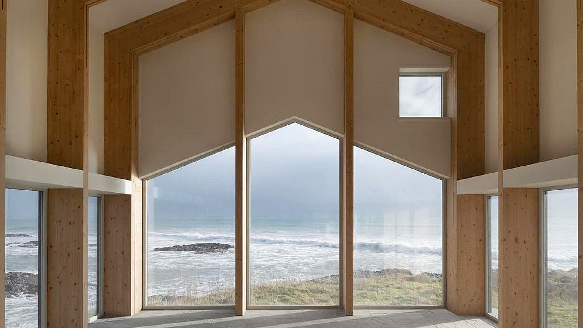 Symbolbild leerer Raum mit großer Fensterfront zu Meer